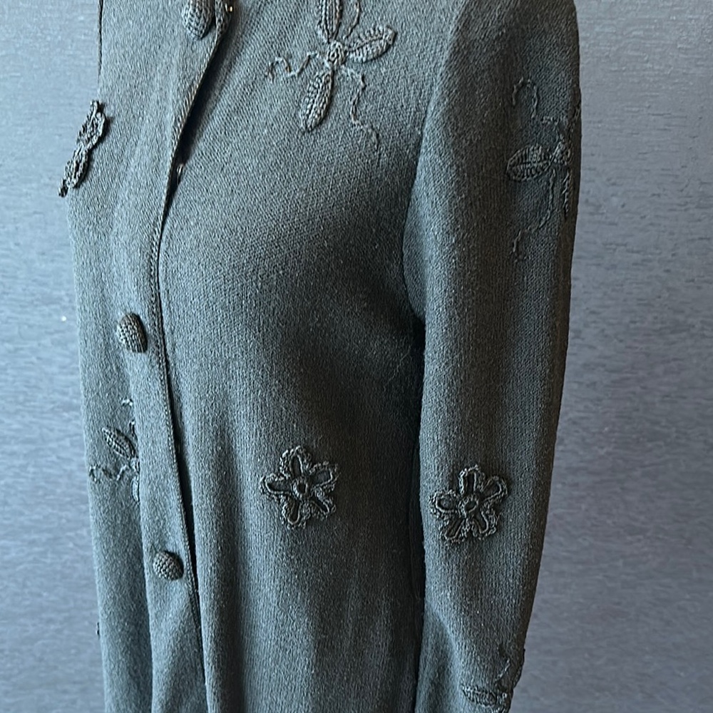Elegant Black Cardigan with Floral Details - Picture 4 of 6